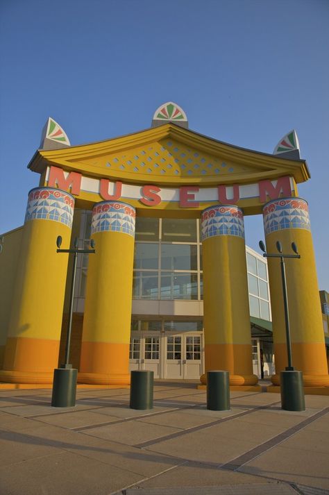 Children's Museum of Houston, in Museum District in Houston, Texas, USA.  Housed in whimsical building designed by architect Robert Venturi.  Highest-attended youth museum for its size in the USA.  Contains galleries of hands-on exhibits and innovative outreach programming. Vanna Venturi House, Classical Architecture House, Denise Scott Brown, Robert Venturi, Sustainable Architecture Design, Buildings Photos, Post Modernism, Post Modern Architecture, Richard Rogers