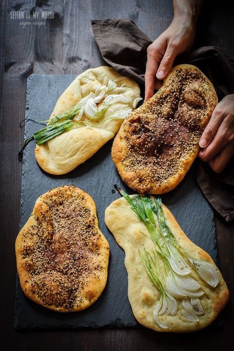 مناقيش manaqeesh (topped flatbread) #Lebanese #Levantine #Mediterranean #EasternMediterranean #Za'atar #savory #pies #bread #lunch #breakfast Arabisk Mad, Za Atar, Vegan Bread, Seitan, Middle Eastern Recipes, Arabic Food, Flatbread, Naan, Mediterranean Recipes