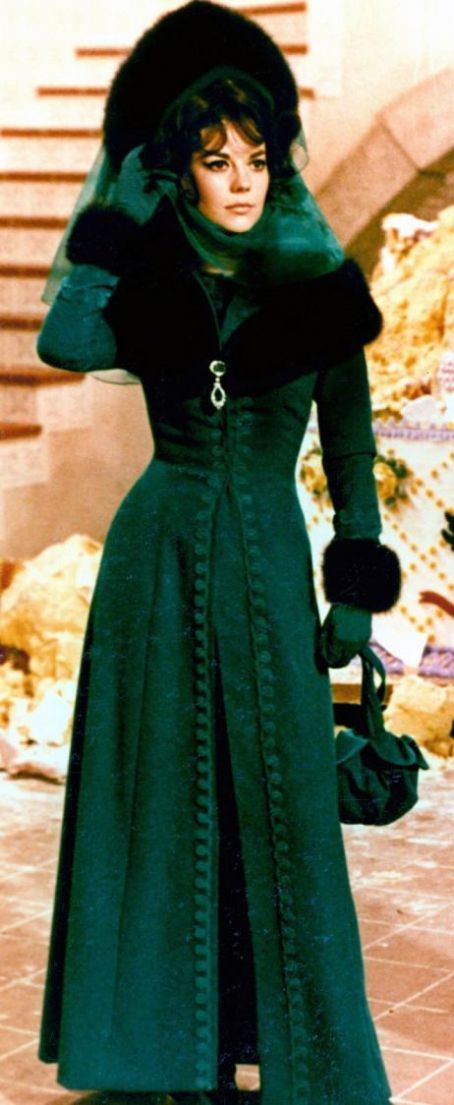 Natalie Wood's ensemble in "The Great Race." Edith Head, The Great Race, Hollywood Costume, Splendour In The Grass, Natalie Wood, Wood Photo, Theatre Costumes, Movie Fashion, Movie Costumes