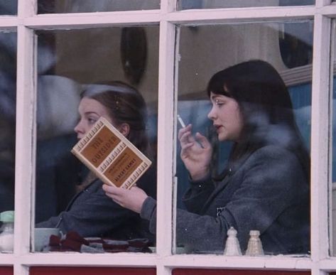 An Education Carey Mulligan, Reading In Movies, An Education Movie, Girls Reading, Jean Luc Godard, Carey Mulligan, Fifties Fashion, Art Journal Therapy, An Education