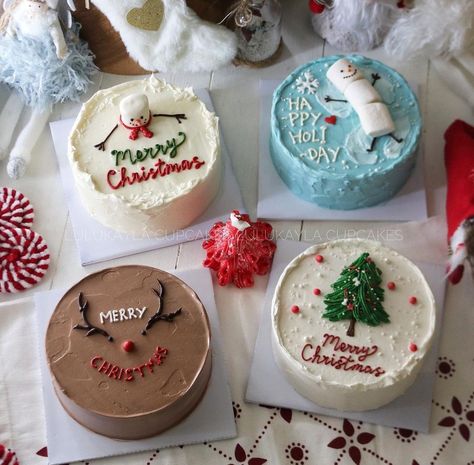 Minimalist Christmas Cakes, Christmas Cake Minimalist, Minimalist Christmas Cake Aesthetic, Christmas Cake Ideas Decoration Simple, Minimalist Christmas Cake, Small Christmas Cakes, Christmas Cake Aesthetic, Simple Christmas Cakes, Christmas Cake Ideas Easy