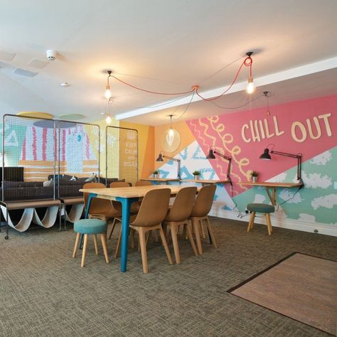 College Student Lounge Design, Student Lounge Ideas Schools, Mural Community, Student Lounge Design, Office Lounge Design, Corporate Office Space, Workplace Design Office, School Lounge, Student Hostel