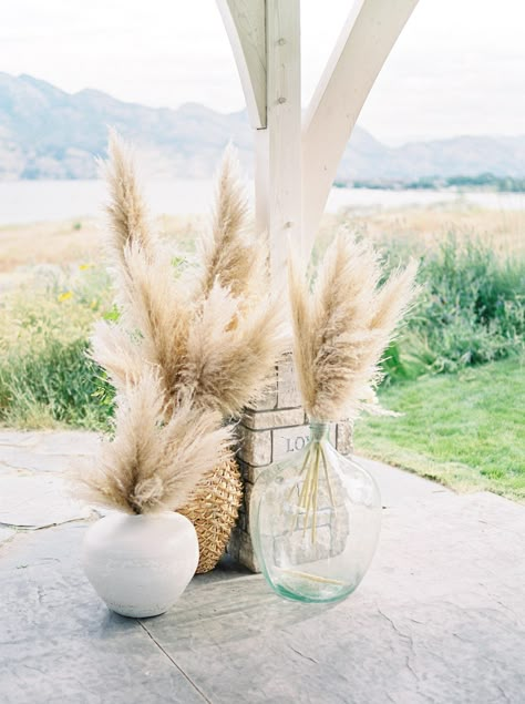 10 Ceremony Arch Ideas Perfect For Your Mountain Wedding or Intimate Elopement – Brontë Bride Boho Wedding Arch Ideas, Seniority Party, Pampas Wedding Arch, Minimal Boho Wedding, Ceremony Arch Ideas, Modern Ceremony, Fall Vineyard, Deco Surf, Pampas Grass Vase