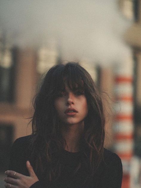 Trend Pony, Foto Poses, Portrait Inspiration, Long Hair Cuts, Hairstyles With Bangs, Lany, Photography Inspiration, Pretty People, Hair Inspiration