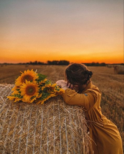 Artsy Photoshoot Ideas, Hay Bale Photoshoot, Flower Field Photography, Sunflower Field Photography, Sunflower Photography, Beautiful Photoshoot Ideas, Spring Photoshoot, Farm Photography, Photographie Portrait Inspiration