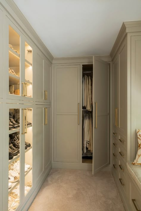 Chic and neutral walk-in closet with custom cabinetry and bench seating. Organizing Ideas Closet, Organization Ideas Closet, Closet Organizing Ideas, Organize Closet, Organizing Closet, Master Closet Design, Ideas Closet, Dressing Room Closet, Dream Closet Design