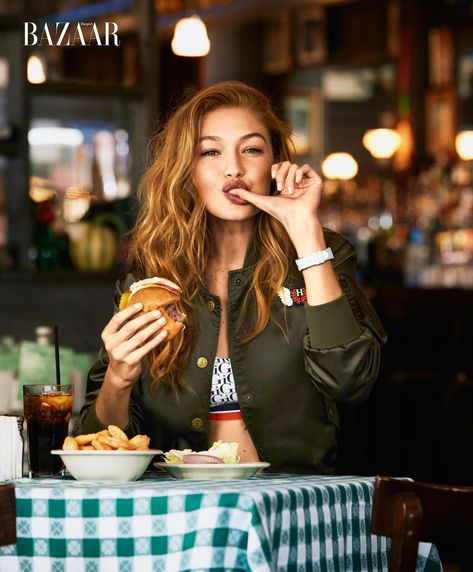 Gigi Hadid Tommy, Gigi Hadid Runway, Gigi Hadid Walk, Zayn Malik Style, Gigi Hadid Looks, Bella Gigi Hadid, Gigi Hadid Outfits, Food Photoshoot, Gigi Hadid Style