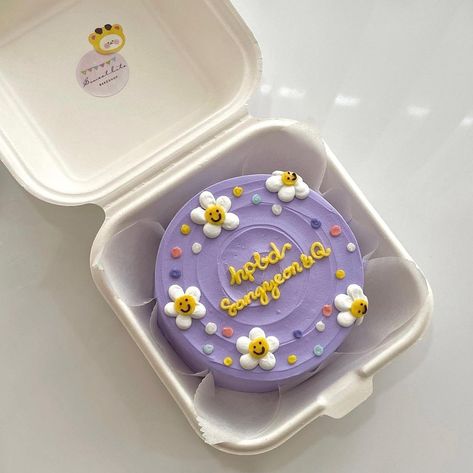 Purple Lunchbox Cake, Purple Bento Cake, Cake With Words, Bento Cake Aesthetic, Korean Bento Cake, Lunch Box Cake, Korea Cake, Trending Food, Mini Torte