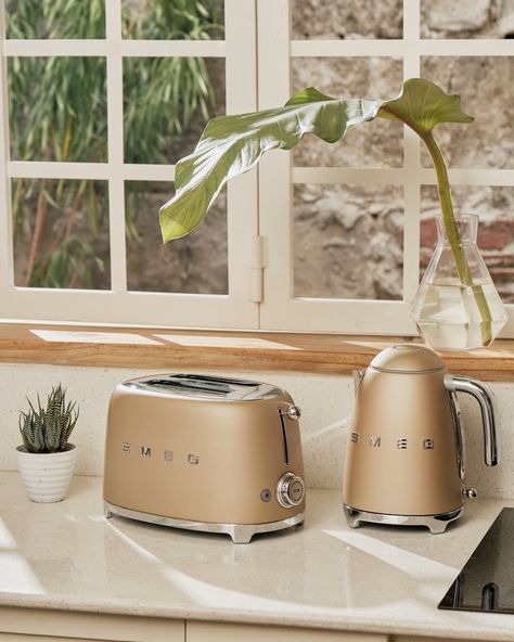 Smeg Gold Kettle, Smeg Champagne, Kettle And Toaster Set In Kitchen, Smeg Kitchen Ideas, Smeg Kitchen Appliances, Champagne Aesthetic, Smeg Kettle, Glam Interior, Smeg Toaster