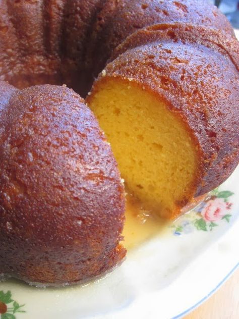 Food Fashion and Flow: Cream Sherry Pound Cake Sherry Bundt Cake Recipe, Butterscotch Bundt Cake, Boozy Sweets, Sherry Recipes, Divine Recipes, Wine Cake, Pistachio Pudding, Pound Cake Recipe, Pound Cakes