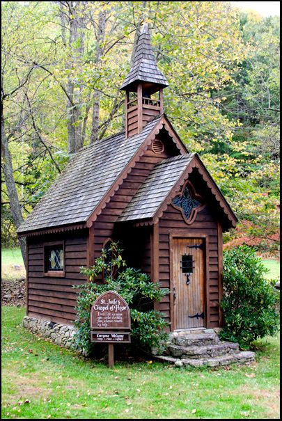 Tiny Chapel in Trust NC, open 24/7. Great for an elopement or wedding with six or eight guests. About one hour from Asheville. Tiny Chapel, Chapel In The Woods, Abandoned Churches, Old Country Churches, Church Pictures, Take Me To Church, Old Churches, Country Church, Home Altar