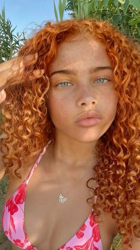 Auburn Face Claim, Red Hair Tanned Skin, Ginger With Freckles, Ginger Hair Woman, Pretty Ginger Girl, Light Ginger Brown Hair, Wavy Ginger Hair, Unique Looking People, Pretty Red Heads