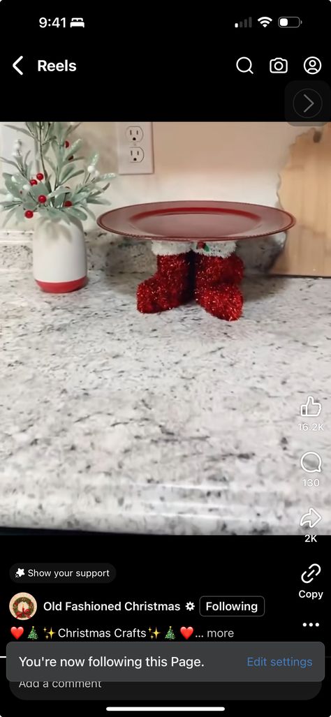 Diy Christmas Serving Tray Dollar Tree, Plastic Tray Diy Ideas, Serving Platter Ideas, Serving Tray Ideas, Dollar Tree Plates, Christmas Serving Tray, Plastic Serving Trays, Christmas Easy, Easy Decor