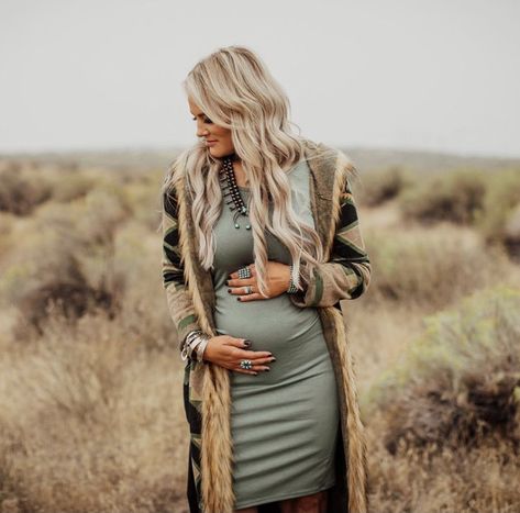 Western Maternity Clothes, Western Pregnancy Outfits, Western Maternity Outfits, Maternity Outfits For Photoshoot, Country Maternity Photos, Spring Maternity Outfits, Winter Maternity Outfits, Maternity Photography Poses Couple, Trendy Maternity Outfits