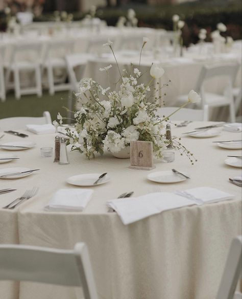 Minimalist Wedding Centrepiece, Round Table Centerpieces Wedding Modern, Table Flower Wedding Decoration, Flowers For Tables Wedding, Jars With Flowers Centerpieces, Round Table Centerpieces Wedding No Candles, Creamy White Wedding Flowers, Round Table White Flower Centerpieces, Clean Classy Wedding