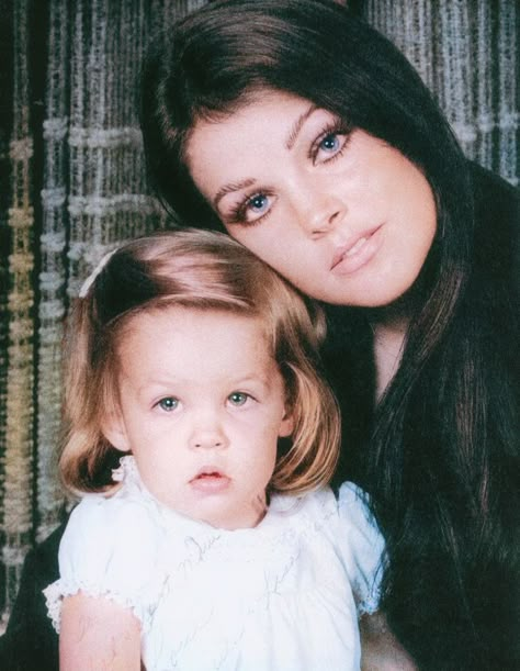 Priscilla Presley Elvis, Young Priscilla Presley, Elvis Presley Priscilla, Lisa Kelly, Elvis And Me, Elvis Presley Images, 60s Women, Michael Hutchence, Retro Makeup