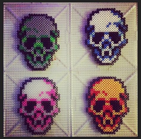 #perler. Skull hama beads. Perler Bead Skull Patterns, Crazy Perler Bead Patterns, Cool Pearler Bead Designs, Hamma Beads Ideas Aesthetic, Skull Perler Bead Patterns, Perler Bead Skull, Goth Perler Beads, Perel Bead, Horror Perler Beads