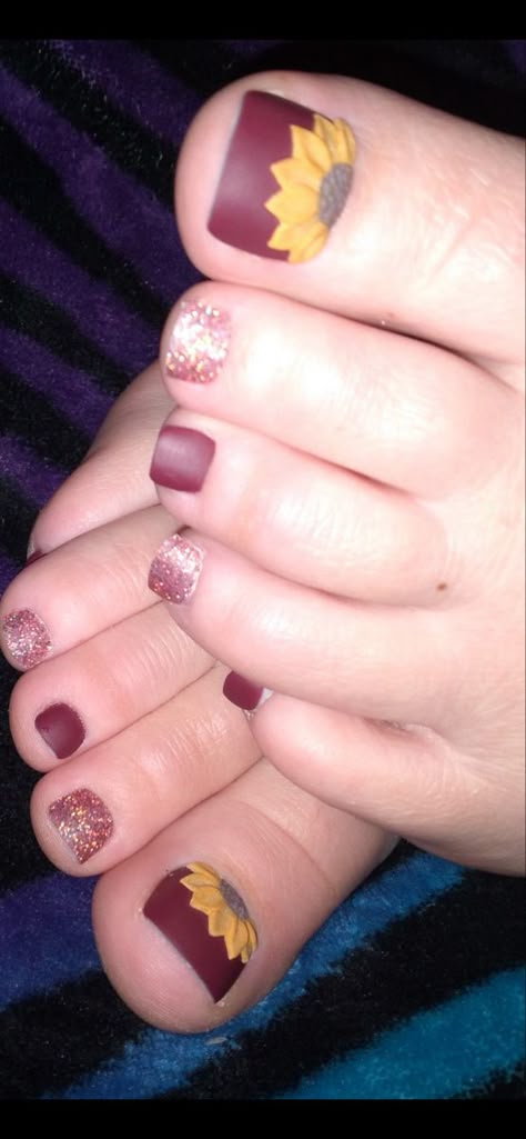 Fall Season Toe Nails, Toe Nail Fall Designs, Fall Pedicures Ideas, Fall Finger Nail Ideas, Cute Fall Toenails, September Toe Nail Ideas, Pedicure Designs Toenails Fall, September Pedicure Ideas, End Of Summer Pedicure