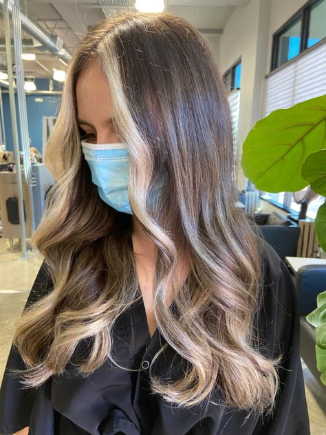 Money Pieces And Balayage, Brown Hair Blond Money Piece, Brown Money Piece Hair, Brown With Money Piece, Brown Hair Blonde Money Piece, Brown Hair With Money Piece Highlights, Brown Hair With Blonde Underneath, Brown Hair With Blonde Money Piece, Blonde Money Piece Hair