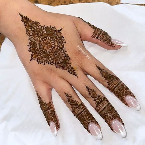 Mehedi Design, Heena Design, Henna Tattoo Designs Hand, Bridal Mehendi Designs Hands, Beginner Henna Designs, Simple Mehndi Designs Fingers, Bridal Mehendi Designs, Latest Simple Mehndi Designs, Unique Mehndi Designs