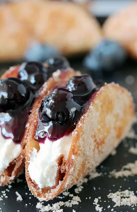 Blueberry Cheesecake Tacos – this is a recipe for very tasty dessert tacos. If you ask me, crunchy tortilla shells, filled with cheesecake filling and topped with homemade blueberry sauce make a perfect dessert. Dessert Tacos, Cheesecake Tacos, Dessert Taco, Tortilla Shells, Tasty Dessert, Blueberry Sauce, Cheesecake Filling, Oreo Dessert, Blueberry Recipes