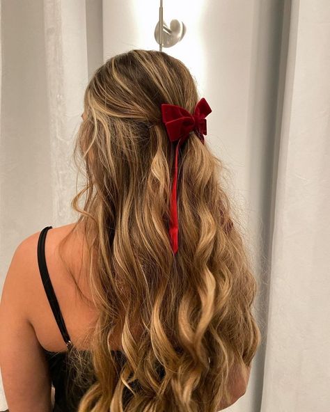 Christmas Hairstyles for Long Hair 2024-2025 3 Curly Christmas Hairstyles, Small Bow Hairstyles, Christmas Hairstyles For Long Hair, Easy Christmas Hairstyles, Christmas Party Hair, Hair Pull, Holiday Party Hair, Christmas Party Hairstyles, Using A Curling Wand