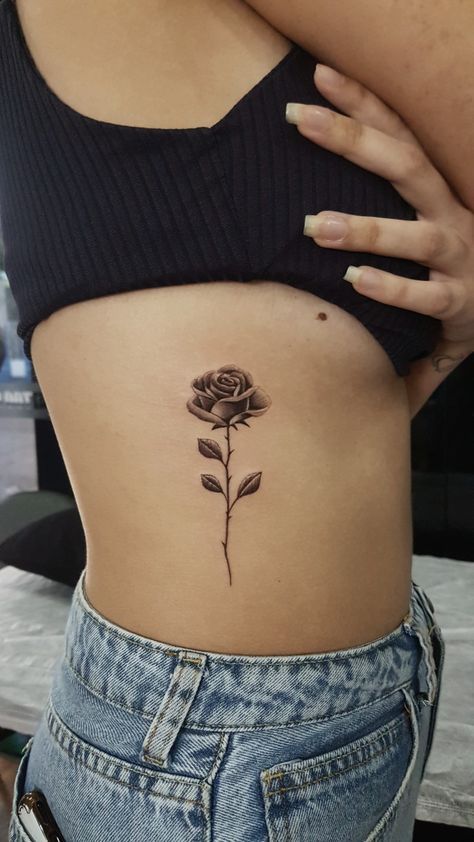 Rose Rib Tattoos, Rose Tattoo On Side, Flower Tattoo On Ribs, Minimal Tattoo Designs, Minimal Tattoo Ideas, Tattoo Disney, Rose Tattoos For Women, Small Rose Tattoo, Wrist Tattoos For Guys