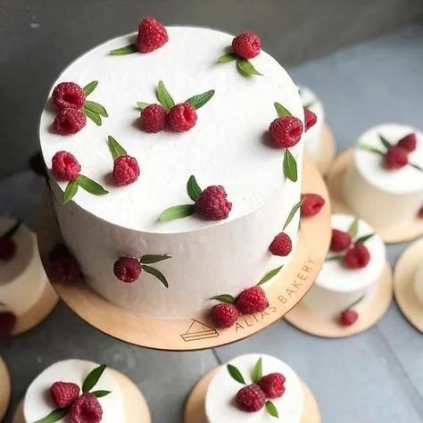 Jul 19, 2020 - This Pin was discovered by florencia molfino. Discover (and save!) your own Pins on Pinterest Tårta Design, Cake Mini, Pretty Dessert, Pretty Birthday Cakes, Cute Birthday Cakes, Just Cakes, Cake Donuts, Food Cakes, Cake Decorating Techniques