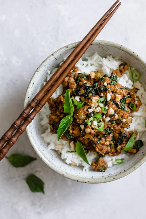 Ever wonder how to make tempeh stir fry? This Thai basil Tempeh stir fry is the best healthy tempeh recipe that is naturally vegan and gluten-free! #tempeh #stifry #vegan #veganrecipe #vegetarianrecipe #veganstirfry #thairecipe Thai Basil Stir Fry, Basil Stir Fry, How To Make Tempeh, How To Cook Tempeh, Tempeh Stir Fry, Resep Vegan, Tempeh Recipe, Vegan Stir Fry, Plats Healthy