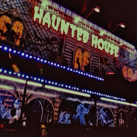 80s Haunted House, Haunted House Attraction Aesthetic, Haunted House Friends Aesthetic, Haunted Houses Aesthetic, Haunted House With Friends, Haunted House Date, Haunted House Aesthetic, Haunted House Attractions, Vintage Haunted House