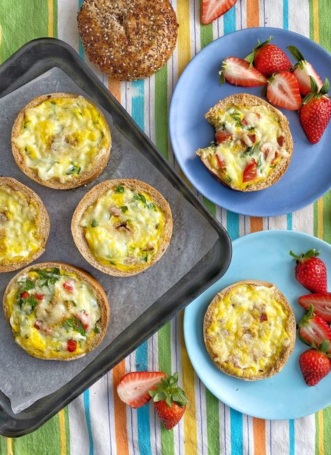 Bagel Boats Breakfast, Bagel Egg Bake, Omelette Ideas, Egg Baked, Mealprep Breakfast, Sweet Potato Snacks, Baked Omelette, Egg Boats, Whole Wheat Bagel