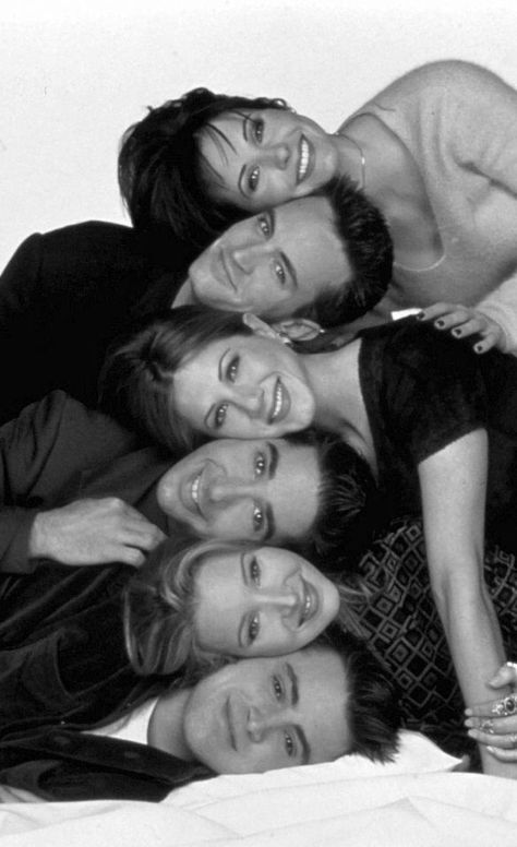 who's excited for the reunion? People Black And White, Funny Photos Of People, Awkward Photos, Friends Merchandise, Courtney Cox, Matt Leblanc, Tv Shows Funny, David Schwimmer, Friends Poster