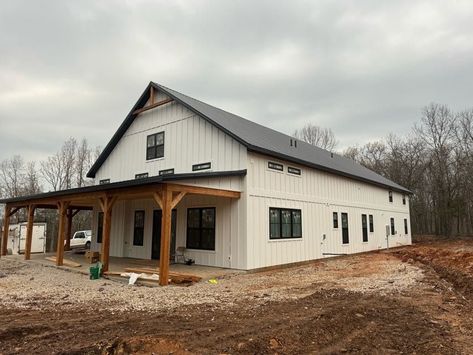 Bardominum White, White Barndominium Exterior, White Barndominium, Small Metal Building Homes, Acreage Ideas, Barndominium Exterior, Simple Floor Plans, Barn Style House Plans, Hunting Cabin