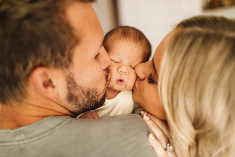 Newborn Photos Family, Nursery Details, Hunter Premo, Newborn Family Pictures, Baby Boy Newborn Pictures, Foto Newborn, Family Photos With Baby, Lifestyle Newborn Photos, Baby Fotografie