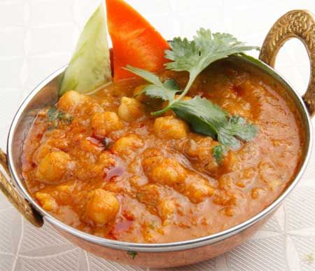 Chana Masala is the most popular and most commonly ordered dish in the Punjabi menu. Learn how to make punjabi chana masala restaurant style by following this easy recipe. Chana Masala Recipe, Chana Recipe, Tandoori Roti, Punjabi Style, Jeera Rice, Dry Chickpeas, Tamarind Chutney, Meatless Mondays, Green Chutney