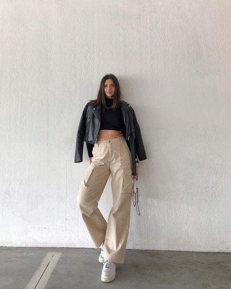 Cargo Poses, Cargo Photoshoot, Cargo Pants Photoshoot, Brown Cargos, Friend Pictures Poses, Pictures Poses, Cargo Pant, Cargo Pants Women, Friend Pictures