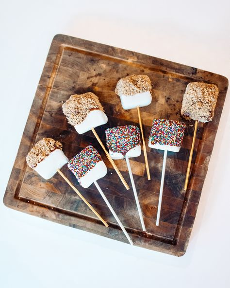 The cutest and easiest s’mores you’ll ever make!! 🤩 Hit for kids and adults! Here’s what you need: Cake pop sticks, favorite marshmallows, favorite chocolate, grahams crackers, and sprinkles! Next you melt the chocolate, crush the crackers to coat, put marshmallows in each cake pop stick. Then viola just dip, coat and let cool for a few minutes. (I added milk to the melted chocolate to thicken a little more so it wasn’t as clumpy) For s’more fun check out these mamas: @ambsryan_ @sydni.e... Easy Smores, Smores Dessert, Diy Mom, Cake Pop Sticks, Pop Stick, Dessert Easy, S'mores Bar, Melted Chocolate, Mom Diy