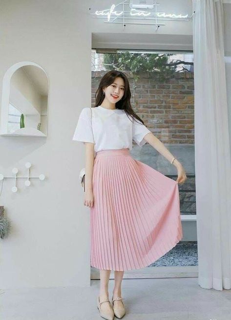 Aesthetic Midi Skirt, Midi Skirt Outfits, Looks Retro, Midi Skirt Outfit, Clueless Outfits, Orient Express, Wardrobe Tips, Outfits Chic, Long Skirts For Women