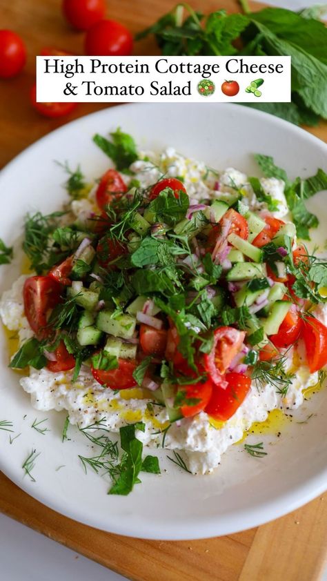 High Protein Cottage Cheese & Tomato Salad 🥗 🥒 🍅 🥗 Try out this refreshing Cottage Cheese & Tomato Salad! 🍅 Ingredients: * 3/4 cup… | Instagram Cottage Cheese With Tomatoes, Healthy Lunch For Men, Cottage Cheese And Tomato Recipes, Strawberry Caprese Salad, Cottage Salad Recipes, High Protein Cold Salads, Healthy High Protein Vegetarian Lunch, Finger Food Lunch Ideas For Adults, Cottage Cheese Benefits