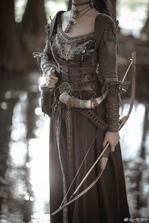 Viking Dress Woman Medieval, Womens Viking Cosplay, Norse Goddess Outfit, Shield Maiden Costume Diy, Viking Aesthetic Woman Outfit, Traditional Viking Women Clothing, Diy Warrior Costume Woman, Women Worrior Outfits, Vikings Outfits Woman