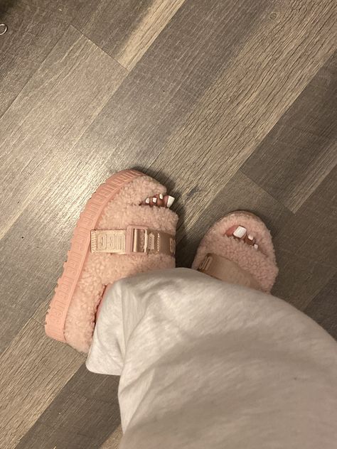 Slippers Outfit, Fluffy Shoes, Ugg Sandals, Pretty Shoes Sneakers, Shoes Cute, Pastel Outfit, Cute Sneakers, Fresh Shoes, Hype Shoes