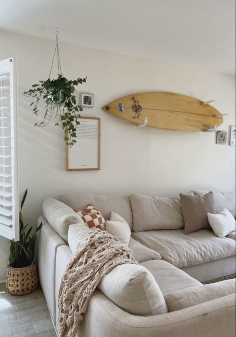 Surfer Aesthetic Home, Surf Style Living Room, Surfboard Living Room, Hawaii Aesthetic Home, Neutral Beach Living Room, Surf Living Room Aesthetic, Apartment Decorating Beach, Costal Apartment Design, Beachy Boho Apartment