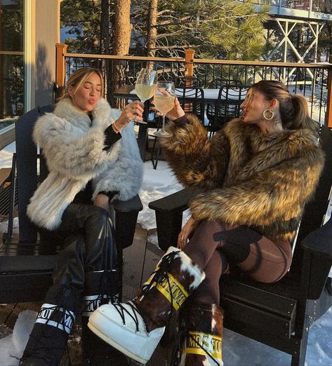 Aspen Trip, Ski Trip Aesthetic, Besties Aesthetic, Ski Fits, Ski Trip Outfit, Apres Ski Outfits, Ski Aesthetic, Apres Ski Party, Cabin Trip