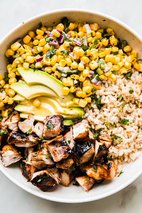 Healthy Dinner Recipes With Corn, Healthy Dinner To Lose Belly, Farmer Bowl Recipes, Cold Chicken Bowls, Healthy Homey Meals, Chicken Protein Bowl Healthy Recipes, Meal Bowl Recipes, Honey Chipotle Chicken Bowls, Chicken Thigh Bowl Recipes