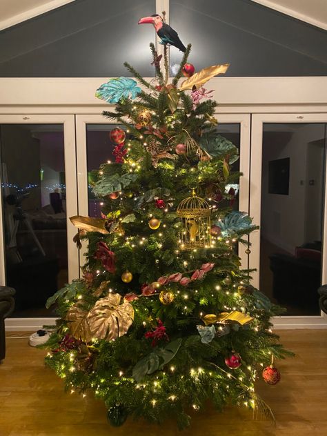 Tropical Xmas Tree, Birds Of Paradise Christmas Tree, Jungle Christmas Decorations, Plant Themed Christmas Tree, Tropical Christmas Tree Ideas, Jungle Christmas Tree, Bird Christmas Tree Theme, Safari Christmas Tree, Bf Activities