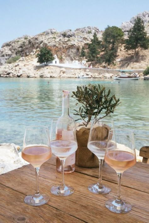 Sun, sea, sand and a chilled glass of wine. What more could one want? Jill Core, Italian Honeymoon, Drink Art, Holiday Aesthetic, Picture Picture, Holiday Places, Holiday Mood, Holiday Summer, Holiday Beach