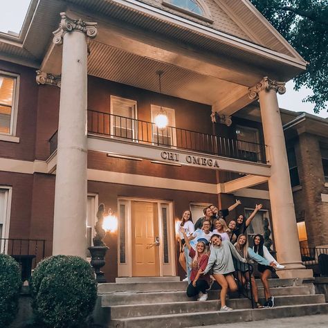 Chi Omega sorority Greek life college bid day recruitment home house decor design women’s style Sorority House Aesthetic, Sorority House Interior, College Sorority House, Sorority House Decor, Sorority House Rooms, Tsitp Aesthetic, Chi Omega Sorority, Sorority House, College Sorority