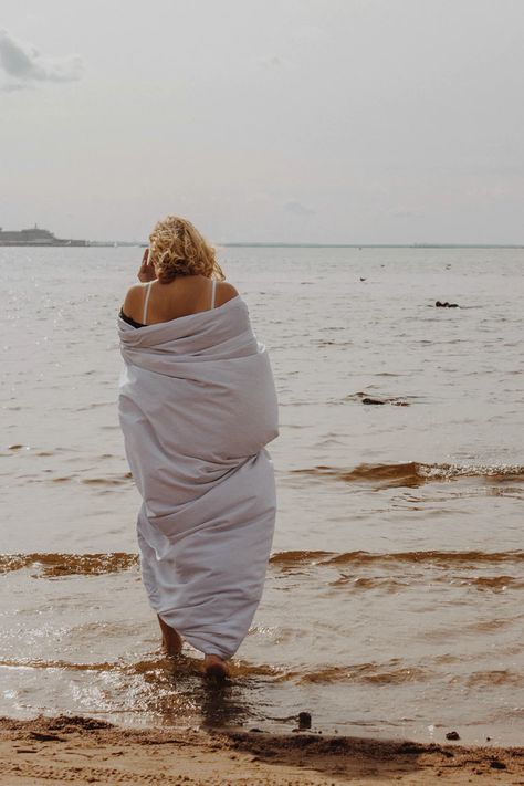 woman wrap her body with white blanket while walking at the beach photo – Free Grey Image on Unsplash Eucalyptus Bedding, Eco Friendly Bedding, Bed Sheets Online, Baby Sheets, Egyptian Cotton Bedding, White Blanket, Minimal Decor, Sustainable Lifestyle, Beach Photos