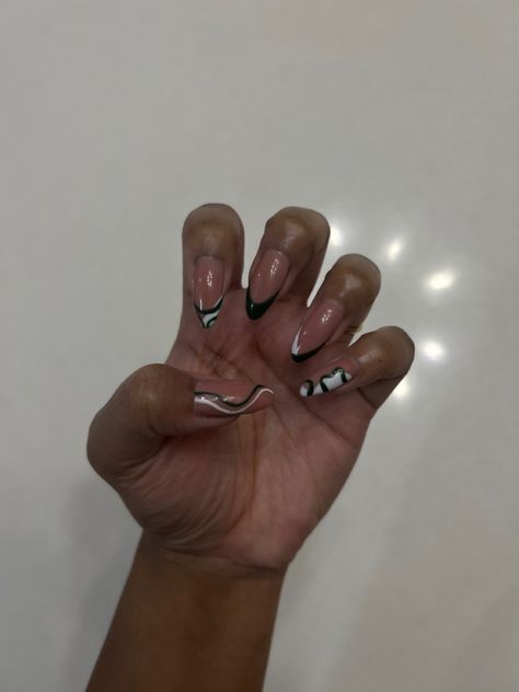 Nail Designs Accent Nail, White And Emerald Green Nails, Emerald Green Nail Designs, Nail Art Nude, Forest Green Nails, Nail Design 2023, Art With Green, Nude Nail Design, Emerald Green Nails