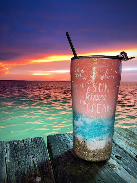 Sunset Tumbler, Cups Ideas, Beach Cups, Tumbler Cups Personalized, Epoxy Cups, Paint Studio, Holiday Crafts Diy, Epoxy Tumblers, Cup Designs